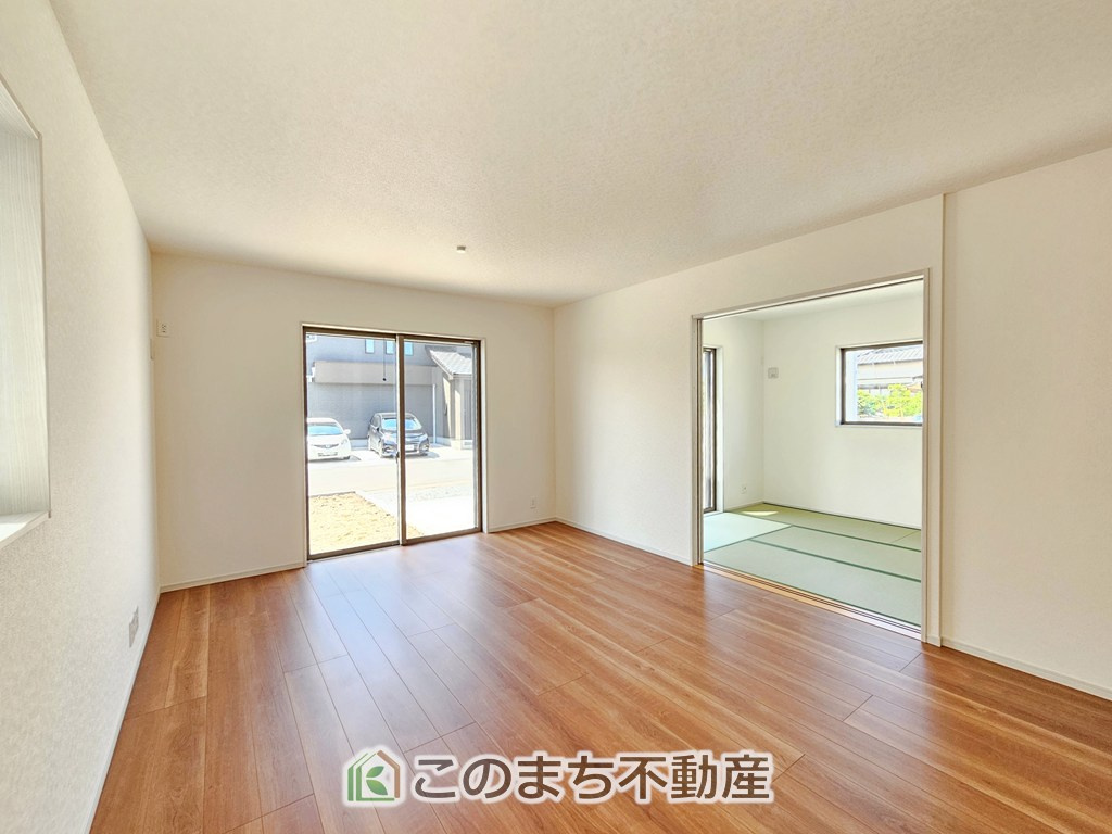 いろどりアイタウン栃木市大宮町22-P1　の居間・リビング|大きな窓で明るいリビングです！家具を置いても十分なゆとりがございます☆