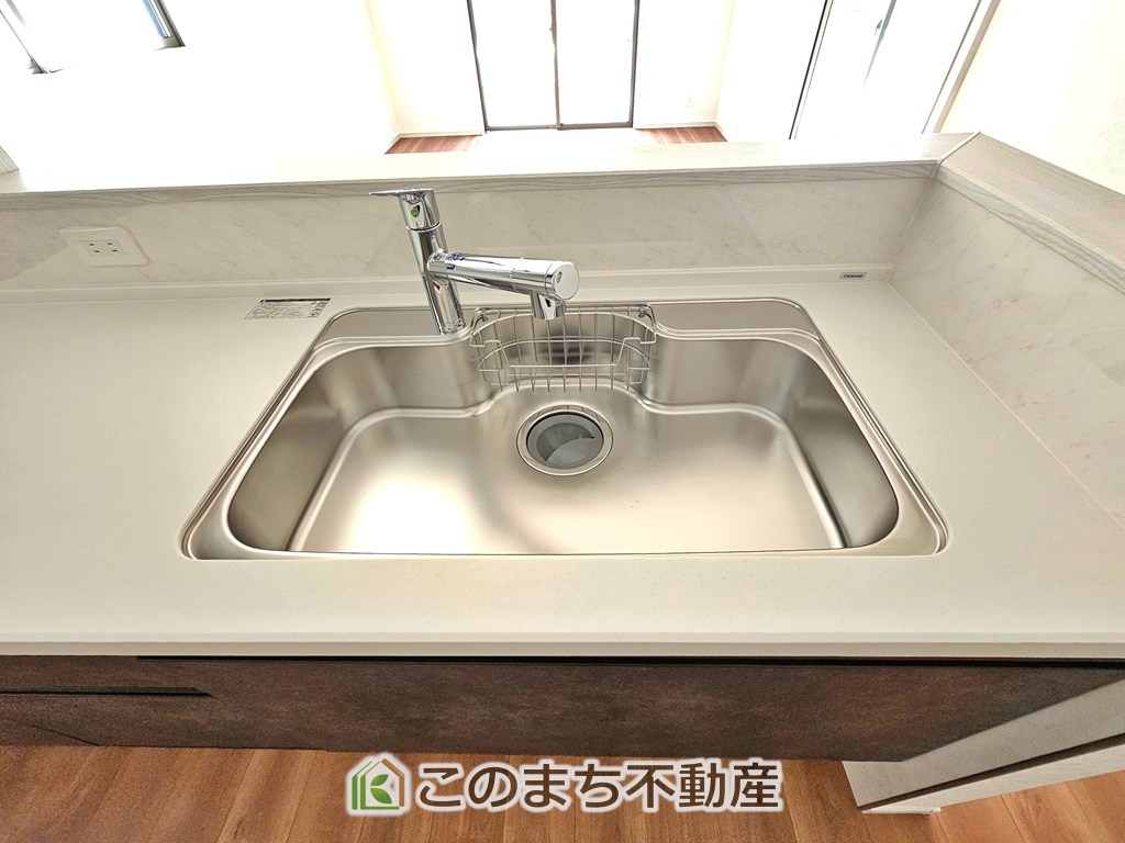 いろどりアイタウン栃木市大宮町22-P1　のキッチン|ビルトイン型浄水器を内蔵したキッチン水栓。お米を研いだり、野菜を洗ったりするときなど用途に応じてワンタッチで浄水に切り替えが可能です。カートリッジ式なので、フィルターを簡単に交換する事が出来ます。