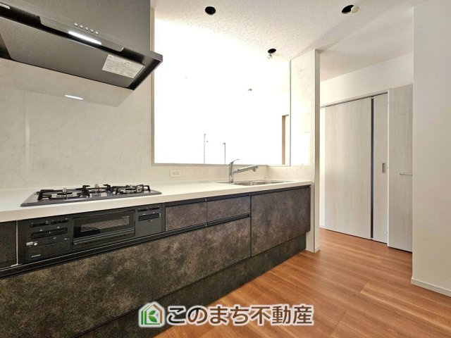 いろどりアイタウン栃木市大宮町22-P1　のキッチン|三ツ口コンロ採用で、同時調理もスムーズ◎！お料理を並べられるカウンター付きで、配膳・片付けをサポート！リビングで過ごすご家族とコミュニケーションを楽しみながら作業可能です♪
