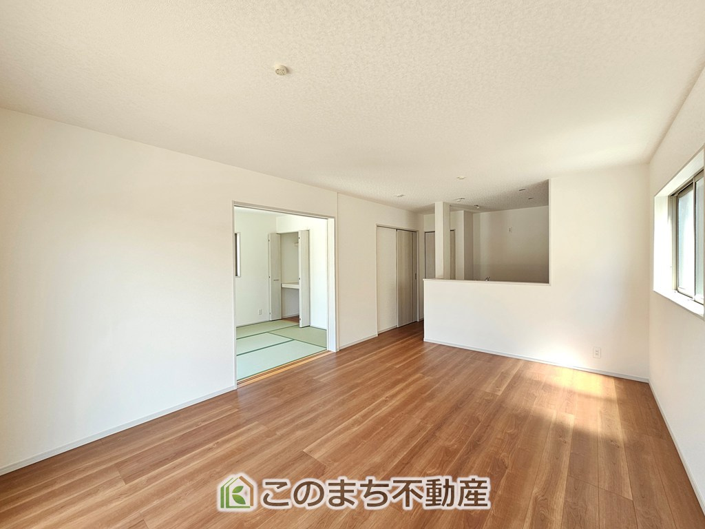 いろどりアイタウン栃木市大宮町22-P1　の居間・リビング|開放感のある広々としたリビング☆家族みんなでゆったりくつろげます♪
南側から暖かな日差しが差し込みます♪キッチンからリビングの様子がよく見渡せます☆