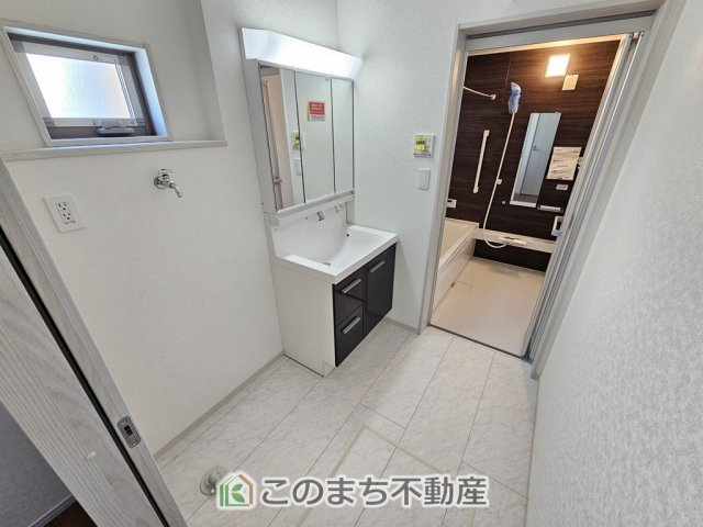 いろどりアイタウン栃木市大宮町22-P1　の洗面所|シャンプードレッサーで朝の身支度♪伸びるホースでお掃除も簡単清潔です！