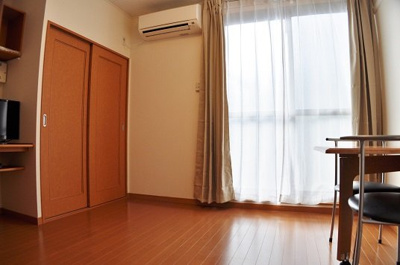 【居間・リビング】 | レオパレスフローラＡＩ | カーテン、エアコン付き（部屋によりメーカーは異なります）