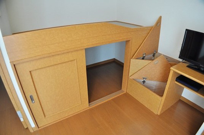 【内装】 | レオパレスフローラＡＩ | 上部はベッド、下部と階段は収納スペース