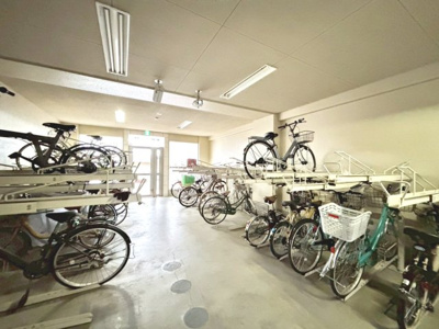 【駐輪場】 | エステムコート堺東ＣｉｔｙＬｉｆｅ | 駐輪場に屋根があるので、雨の日に自転車が濡れにくく嬉しいですね♪