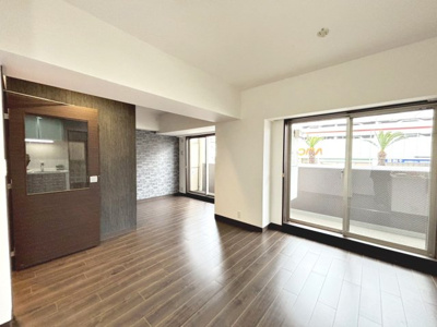 【居間・リビング】 | エステムコート堺東ＣｉｔｙＬｉｆｅ | 【ＬＤＫ約１３．５帖】ゆとりあるリビングに家族の時間も増えますね！大きな窓があり開放感のある明るいリビングです♪