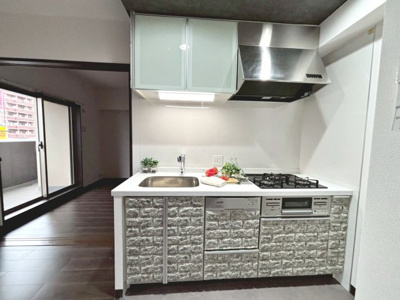 【キッチン】 | エステムコート堺東ＣｉｔｙＬｉｆｅ | 【ビルトインコンロ・キッチン水栓新調（食器洗浄機付）】綺麗なキッチンで毎日のお料理も楽しくできますね！３口コンロですので、お料理の幅も広がりますよ！