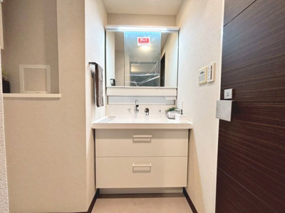 【独立洗面台】 | エステムコート堺東ＣｉｔｙＬｉｆｅ | 【洗面台新調】キレイな３面鏡の洗面台ですので、朝から気持ちも明るくなりますね！