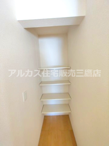 【内覧動画公開中！】西東京市住吉町４丁目 西武池袋線 ひばりヶ丘駅 新築戸建の収納|キッチン脇の可動式棚