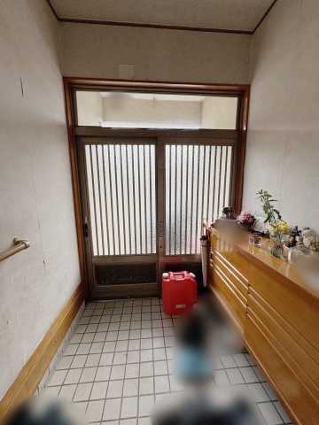 中古戸建・中古住宅　伊達市久根妻　伊達小・伊達中の玄関|格子ガラスの引き違い戸なので外から中の様子が見られないので安心です！
