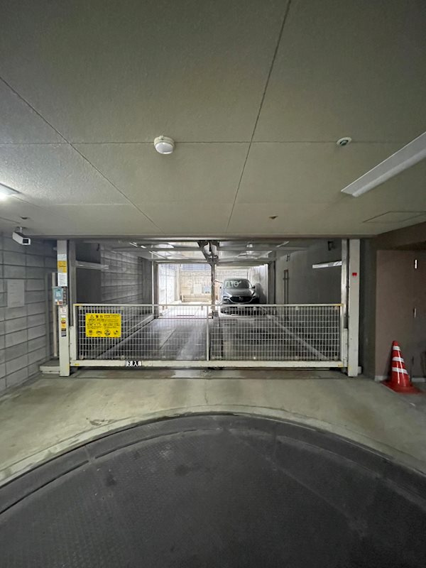 大阪市中央区博労町４丁目の賃貸マンションの駐車場