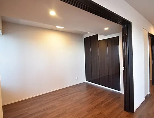 ローレルタワー堺筋本町の洋室