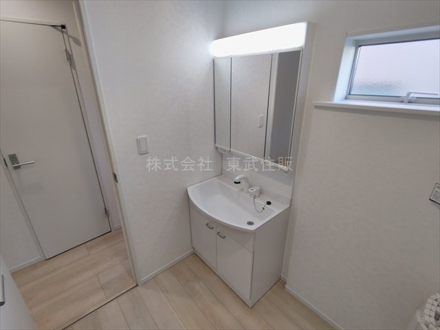【独立洗面台】 | 鶴ヶ島市中新田第５　全１棟 | 独立洗面台、小物を置くことができて便利です