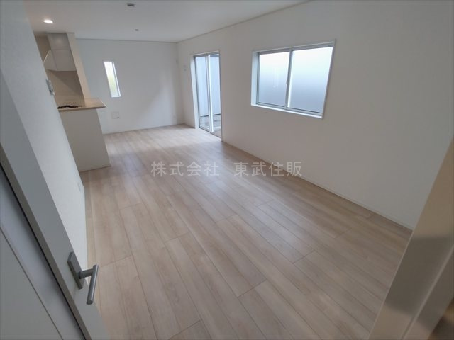 【居間・リビング】 | 鶴ヶ島市中新田第５　全１棟 | こちらの18.0帖のリビングで趣味の時間をお楽しみください