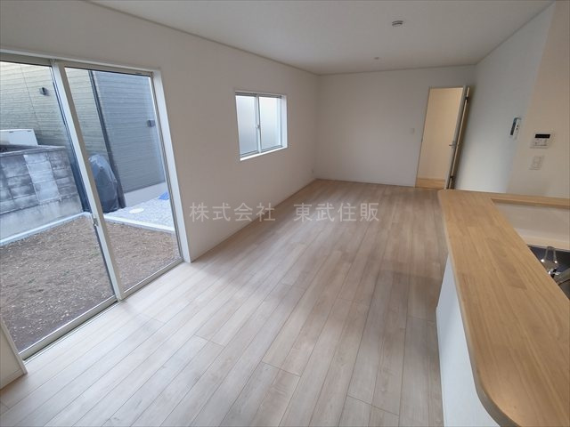 【居間・リビング】 | 鶴ヶ島市中新田第５　全１棟 | 開放感があり日当たり良好です