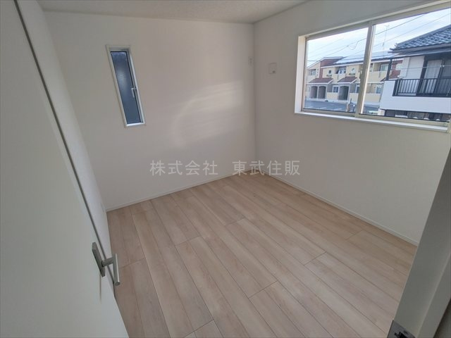 【洋室】 | 鶴ヶ島市中新田第５　全１棟 | 洋室5.25帖北側、落ち着いた色調の洋室です