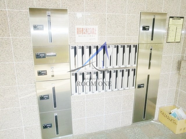 ラグジュアリーアパートメント砧のその他共用部分|宅配ボックスと集合ポストです。
