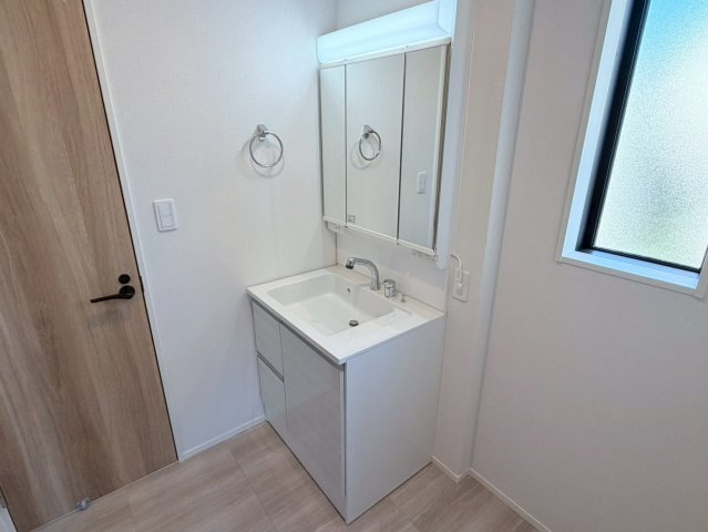 川口市上青木西11期　新築一戸建て　2号棟の独立洗面台|独立洗面台あり、毎朝おしゃれに忙しい女性の方におすすめです