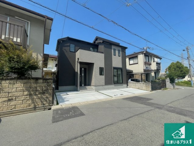 神戸市西区枝吉　新築一戸建ての前面道路含む現地写真|周辺は閑静な住宅街！前面道路広々で車の出し入れも便利です。駐車が苦手な方でも安心して車庫入れできます！