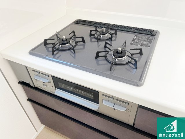 神戸市西区枝吉　新築一戸建ての設備|ダブル高火力Ｓｉセンサー付きコンロ！３口あるので、まとめて料理をする時も大活躍！