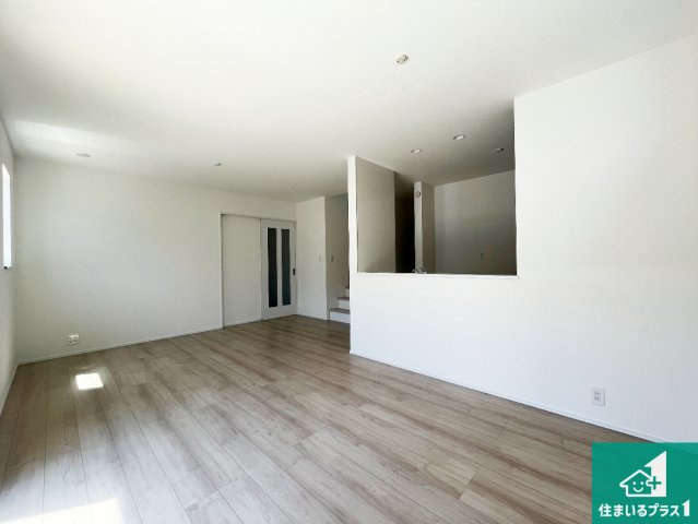 神戸市西区枝吉　新築一戸建ての居間・リビング|リビングと統一感があり、使い勝手のいいキッチン。広々としているので、二人並んで作業が出来ちゃいます。お子様と一緒に色々なお料理に挑戦できるスペースがあります。