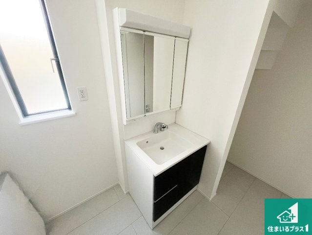神戸市西区枝吉　新築一戸建ての独立洗面台|清潔感のある洗面台です。フラットな鏡は掃除がしやすく毎日清潔！鏡裏には収納があるのでスッキリとした洗面台が保てます。
