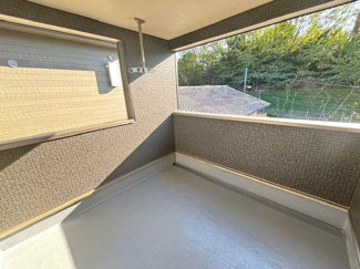 【バルコニー】 | 安佐北区口田4（安芸矢口駅）NO2 | 広めの屋根付きルーフバルコニーは南面向きで陽当たり・見晴らし・風通しも良好です。