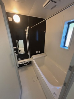 【浴室】 | 安佐北区口田4（安芸矢口駅）NO2 | ゆったりした浴槽は、足を伸ばしてゆったり湯船につかることができます。
浴室換気乾燥機付きでカビ予防やヒートショック予防に安心です☆