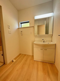 【独立洗面台】 | 安佐北区口田4（安芸矢口駅）NO2 | 三面鏡付きの洗面台は、メイクもドライヤーも余裕のスペースです。