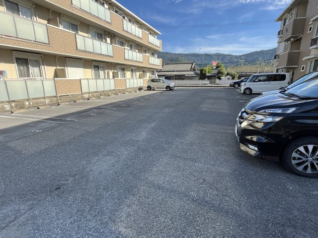 ライジングサン西宮 A棟の駐車場