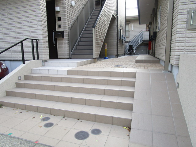 まあもⅠのエントランス|道路から少し上がっています