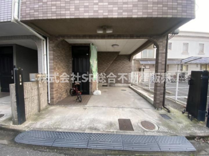 若江北町1丁目中古戸建の駐車場|お車をお持ちの方には嬉しい駐車場はビルトインガレージ（車種による）で、雨に濡れずにお家に出入りできます！自転車・バイクも置けます。