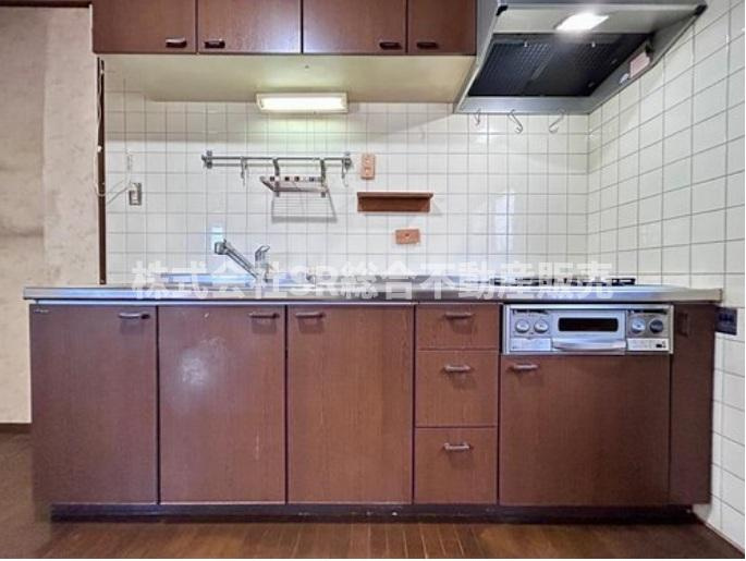 若江北町1丁目中古戸建のキッチン|3口コンロ、グリル付きのシステムキッチンで快適にお料理できます♪