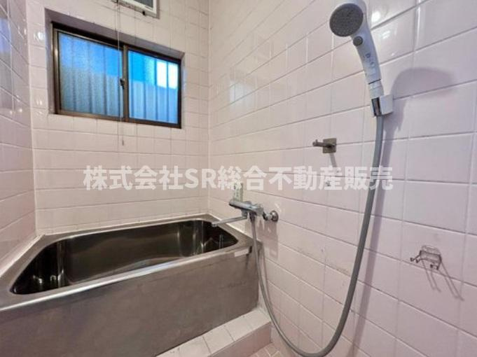 若江北町1丁目中古戸建の浴室|お風呂には窓もあり、換気がバッチリとできます☆