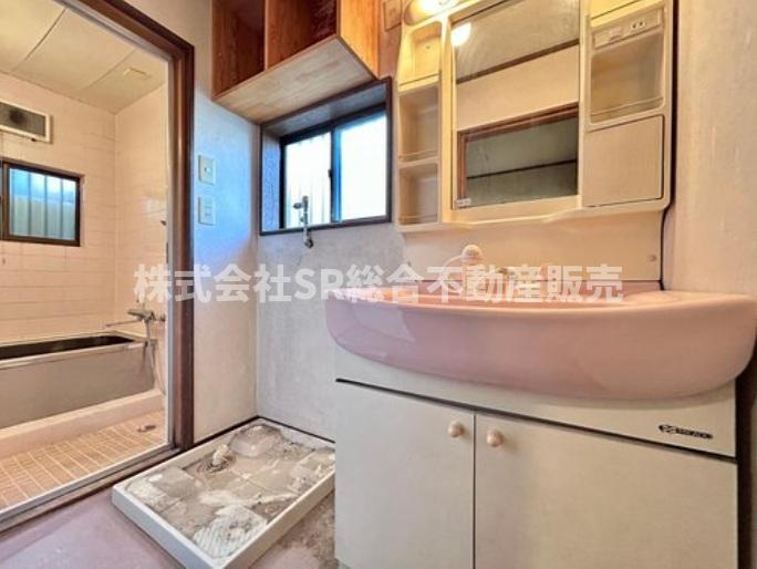 若江北町1丁目中古戸建の脱衣所|室内洗濯機置場もあり明るい脱衣場です。