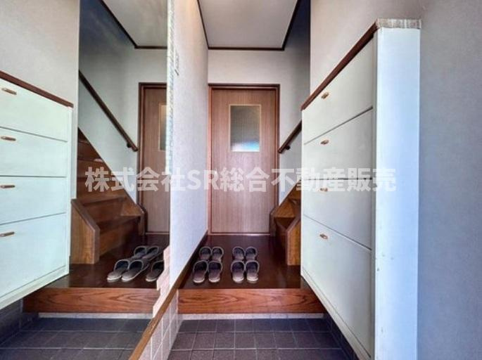 若江北町1丁目中古戸建の玄関|玄関にはシューズボックスもあり、出かける前に身だしなみもチェックできます！
