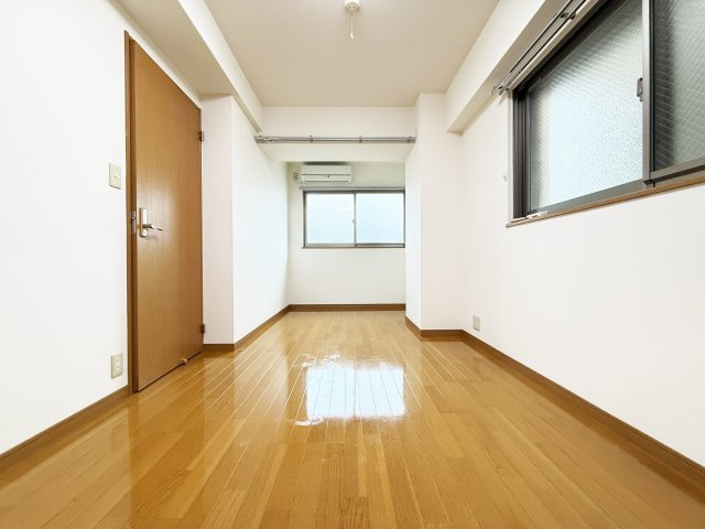 クレール中水道の洋室