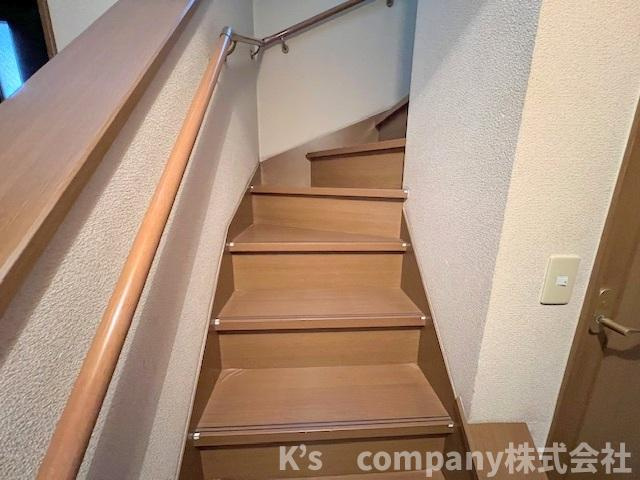 ■高座郡寒川町岡田４丁目　中古戸建の内装|手すり付きの階段☆小さいお子様やご年配にも優しい仕様です◇