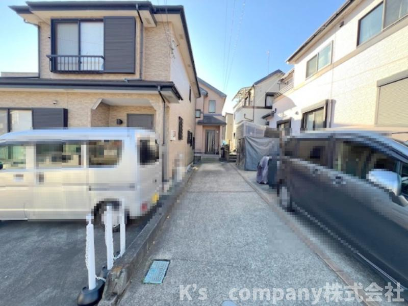■高座郡寒川町岡田４丁目　中古戸建の駐車場|前面道路から見た駐車スペース◇