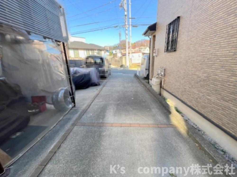 ■高座郡寒川町岡田４丁目　中古戸建の駐車場|玄関側から見た駐車スペース◇
