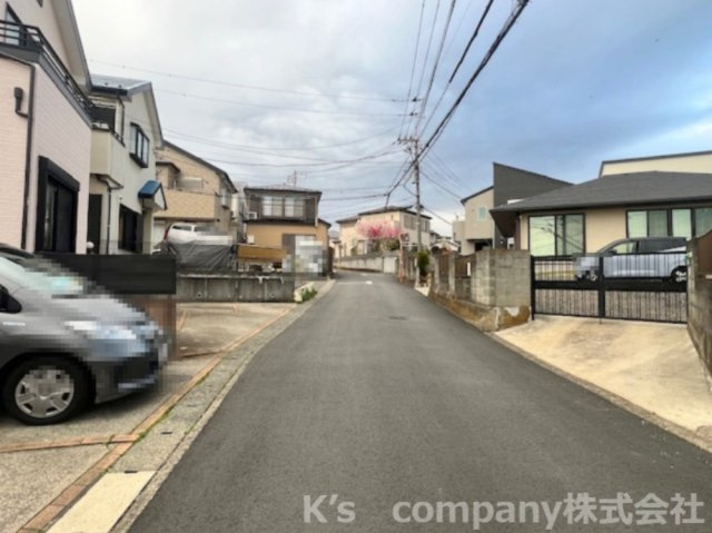 ■高座郡寒川町岡田４丁目　中古戸建の前面道路含む現地写真|前面道路は交通量が少なく静かな印象です◇