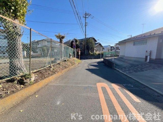 ■高座郡寒川町岡田４丁目　中古戸建の前面道路含む現地写真|前面道路の向かい側には東守神社の敷地が広がっていて開放感があります◇