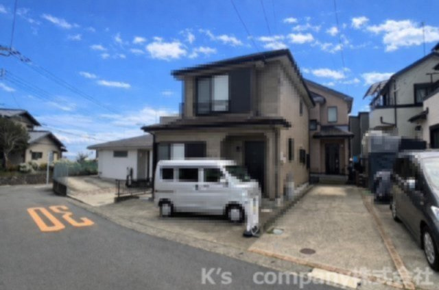 ■高座郡寒川町岡田４丁目　中古戸建の前面道路含む現地写真|駐車スペースと外観を含む前面道路の様子です◇
