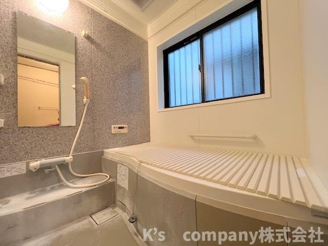 ■高座郡寒川町岡田４丁目　中古戸建の浴室|換気のしやすい窓付きの浴室スペース◇