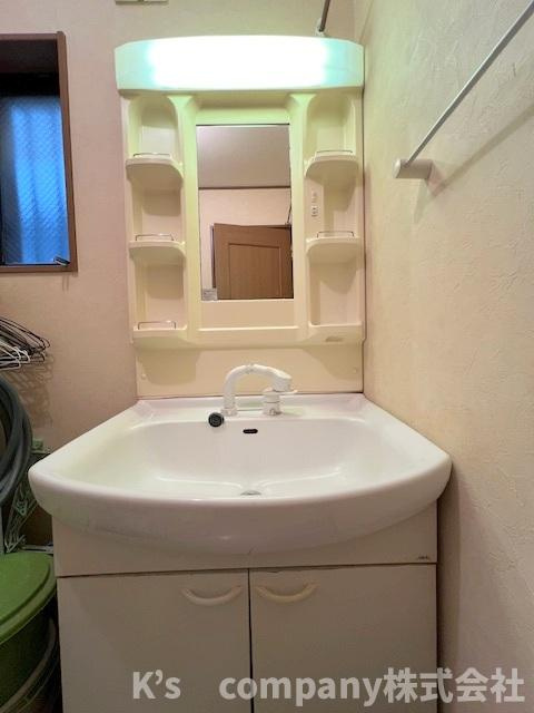 ■高座郡寒川町岡田４丁目　中古戸建の独立洗面台|小物収納が充実している独立洗面台☆