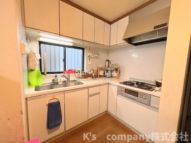 ■高座郡寒川町岡田４丁目　中古戸建のキッチン|キッチンスペース◇自然光が手元を明るくしてくれる窓付きです☆