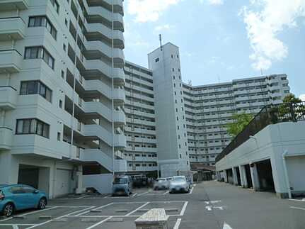 ファミール江波公園リバーサイド弐番館の駐車場