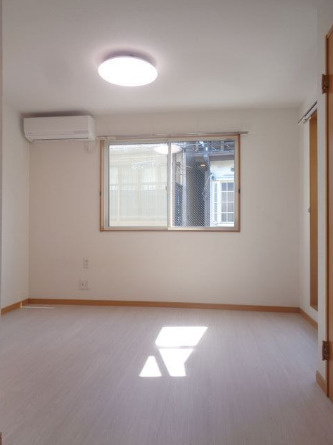 中野区弥生町２丁目のアパートの居間・リビング