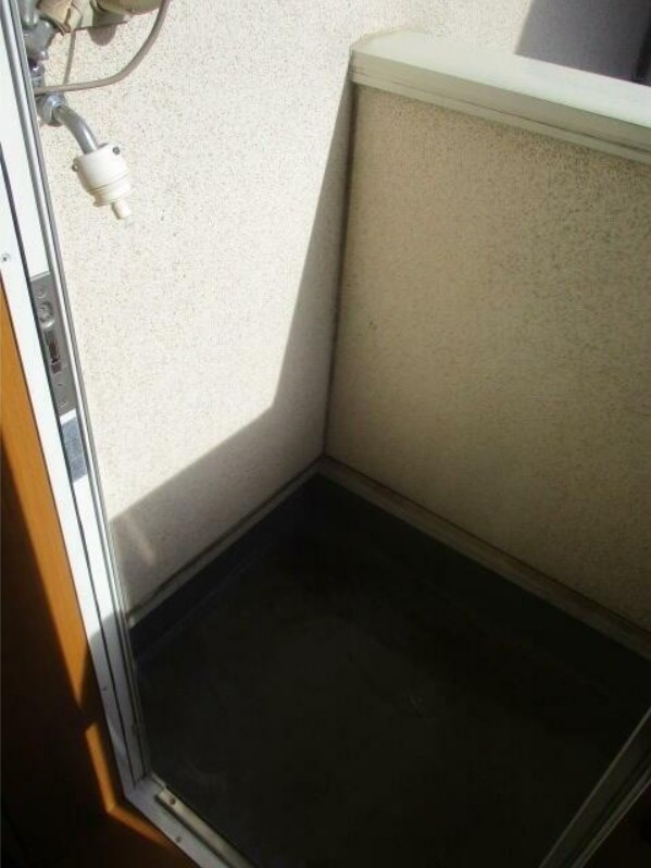 中野区弥生町２丁目のアパートのバルコニー