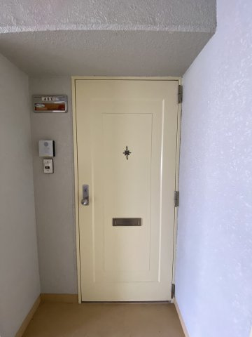 マンション財の玄関