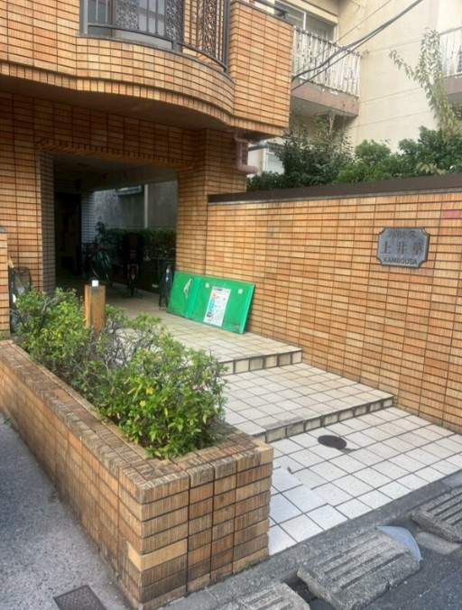 パレス上井草のエントランス